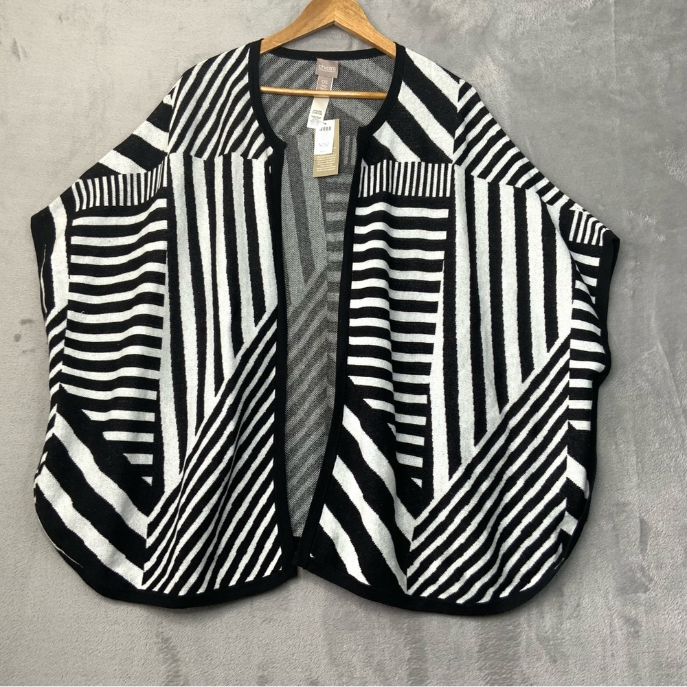 Chico’s‎ GEO Pattern Runna Covering Runna Black/Antique White. Size OS. (NWT).